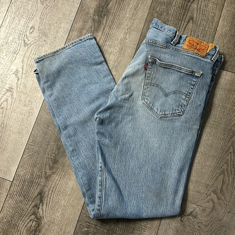Men’s Levi’s 501 button fly jeans light denim W 38” x L 34”